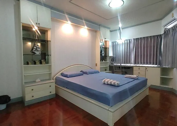 Holiday home 繁华与幽静的联排别墅 近帕蓝9,拉猜达地铁站,订5晚免费接机一趟